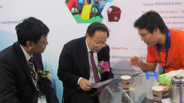 中塑協領導視察天罡公司Chinaplas2012展位 中塑協領導視察天罡公司Chinaplas2012展位